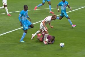 凯恩在对方禁区倒地,裁判无表示,VAR介入认定不是点球