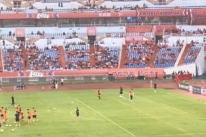 记者:王大雷赛前热身崴脚受伤,于金永要出场