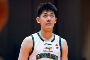媒体人:张陈治锋的膝盖在训练中受伤 需要一段时间休养恢复