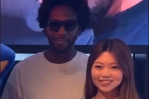 机器人也是会笑的!伦纳德在中国行香港站与球迷合影 笑得很开心