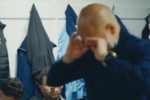 曼城纪录片:送枪手夺冠后,瓜帅揉眼消化情绪演讲,罗德里眼含泪