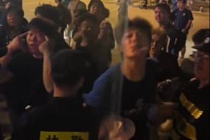 这……博主发视频武汉球迷朝津门虎球迷大巴吐口水,现场一片混乱