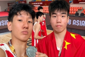 张懿赵杰发合照 杨易轩因发挥自责 记者:皆为成长养分未来更璀璨