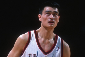 姚明NBA收入也曾面临分成?媒体人:舆论施压后最终只缴税后3%-5%