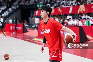 媒体人:两个旅外球员撑着中国女篮 这次没带邓雨婷真的有点可惜