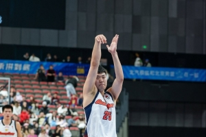 挺全面!张皓嘉半场3中2拿8分2篮板1助1断1帽 正负值+7