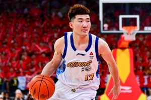 全能发挥!孙铭徽半场6中2拿下4分4板6助2断