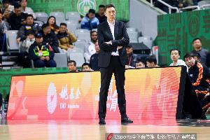 记者:江苏新赛季一边要锻炼年轻队员 一边还要全力冲击季后赛