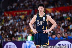 手感很不错了!胡明轩半场7中4&三分3中2拿到10分4板3助